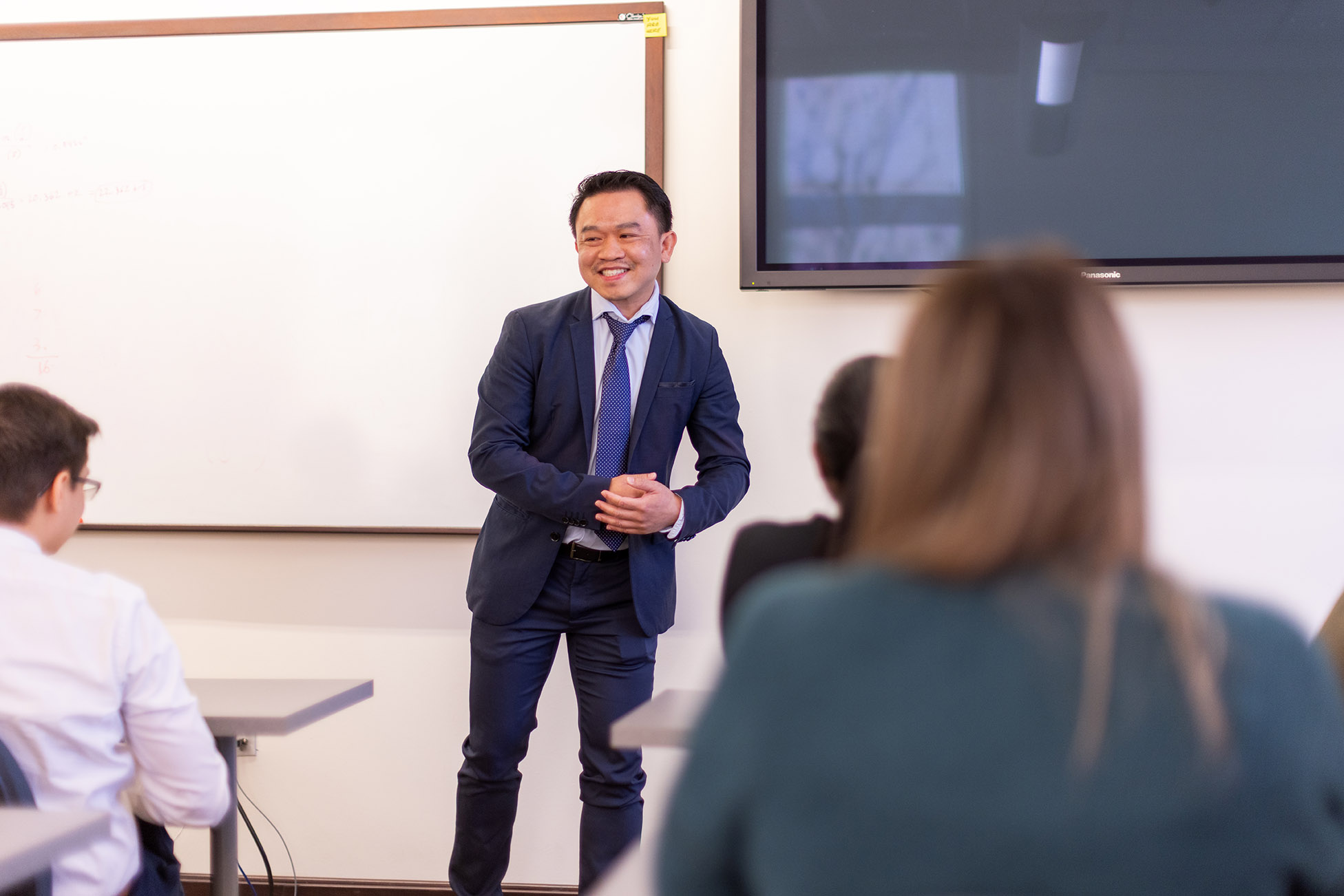 Dr. De La Pena teaches a pharmacy class